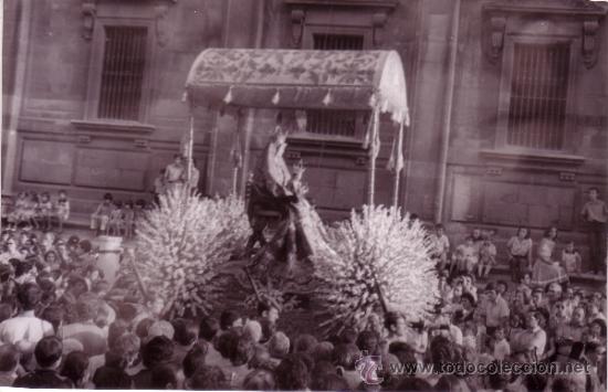 Fotografia antiga: FOTOGRAFIA DE LA VIRGEN DE LOS REYES EN PROCESION - 15X10 - A&Ntilde;OS 70/80