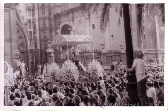 Alte Fotografie: FOTOGRAFIA DE LA VIRGEN DE LOS REYES EN PROCESION - 18X12 - A&Ntilde;OS 70/80