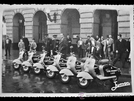 Fotograf&iacute;a antigua: CADIZ, ENTREGA A LA POLICIA LOCAL DE LA NUEVA FLOTA DE MOTOS LAMBRETTA LD