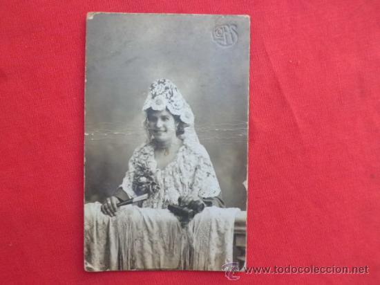 Fotograf&iacute;a antigua: Fotografia postal mujer con mantilla y traje regional s/c Z-119