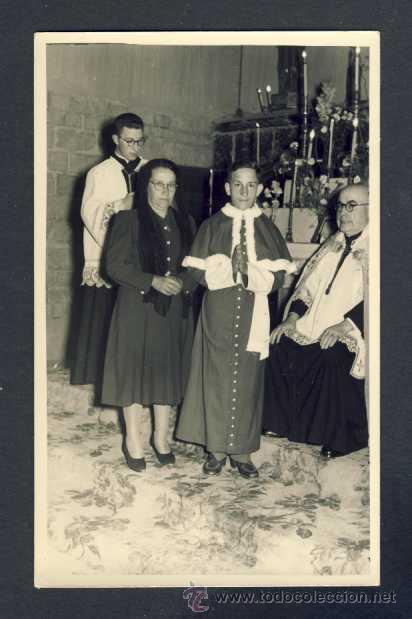 Fotograf&iacute;a antigua: Foto interior d' una esglesia (Fotograf Calafell de TARREGA)