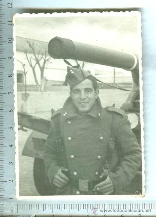 Fotograf&iacute;a antigua: FOTOGRAFIA MILITAR DE ARTILLERIA  CON TRES CUARTOS Y GORRILLO. DETRAS UN TANKE