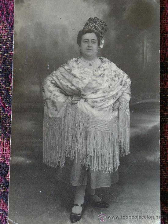 Fotograf&iacute;a antigua: Postal fotogr&aacute;fica de  se&ntilde;ora con mant&oacute;n de Manila y peineta. San Fernando. Escrita en 1930.