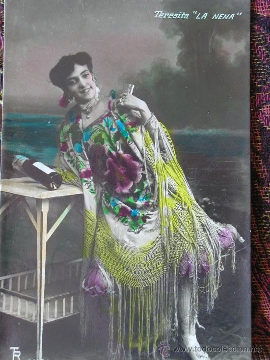 Fotograf&iacute;a antigua: Postal fotogr&aacute;fica coloreada de Teresita La Nena, con mant&oacute;n de Manila . Ferrol. Escrita en 1930.