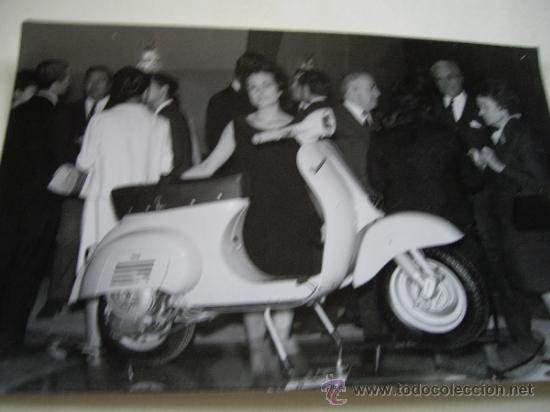 Fotograf&iacute;a antigua: MOTO VESPA