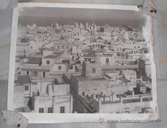 Fotografia antiga: Fotograf&iacute;a a&eacute;rea de las azoteas y torres de C&aacute;diz. A&ntilde;os 30. Gran tama&ntilde;o 50 x 60 cm.