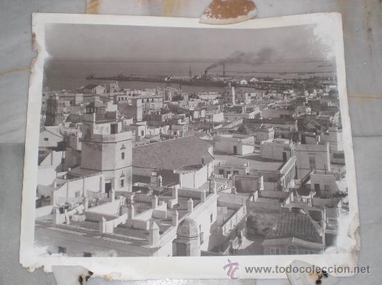 Fotografia antiga: Fotograf&iacute;a a&eacute;rea de la ciudad de C&aacute;diz con barco de la &eacute;poca. A&ntilde;os 30. Gran tama&ntilde;o 50 x 60 cm.