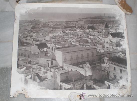 Fotografia antica: Fotograf&iacute;a a&eacute;rea de casas de C&aacute;diz y castillo S. Sebasti&aacute;n.Foto Duboi. A&ntilde;os 30. Gran tama&ntilde;o 50x60cm.