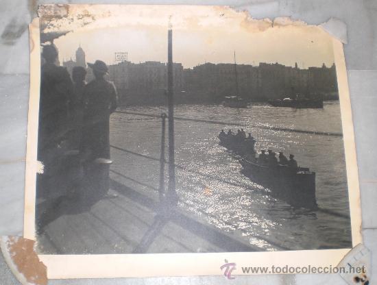 Fotografia antiga: Fotograf&iacute;a vista de C&aacute;diz desde un barco llegando al muelle. A&ntilde;os 30.Gran tama&ntilde;o 50x60cm.