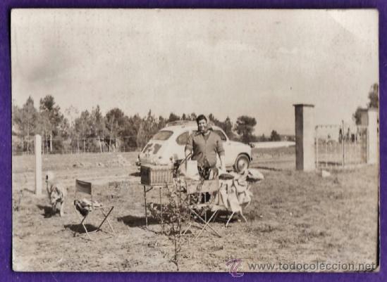 Fotograf&iacute;a antigua: fotografia - ++&iquest;la reconoce?++ - comida campo / seat 600 - sin datos - a&ntilde;os 50 / 60 ?