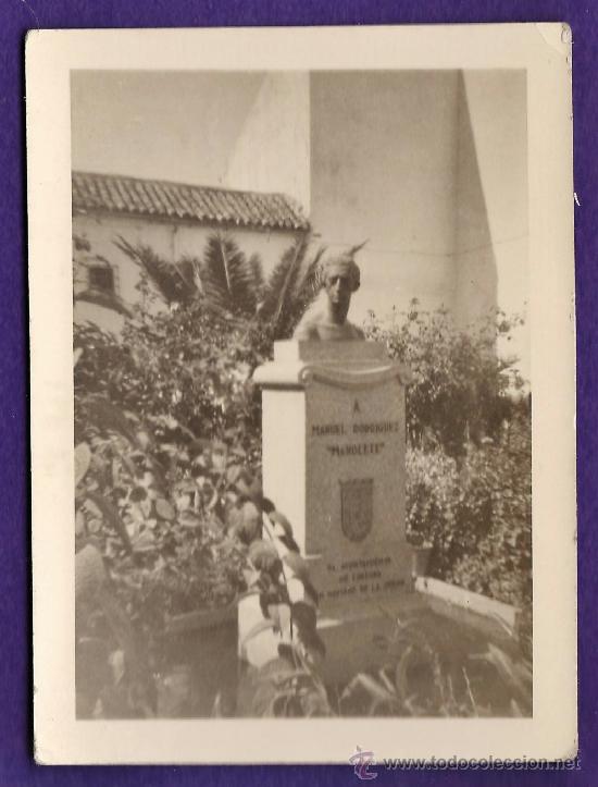 Fotograf&iacute;a antigua: fotografia - ++&iquest;la reconoce?++ - monumento m. rodriguez manolete - fot. ros - sin mas datos -a&ntilde;os 50