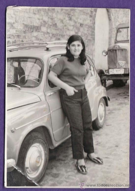 Fotograf&iacute;a antigua: fotografia - ++&iquest;la reconoce?++ - angelita con seat 600 - fot. barrio / jaca - sin mas datos -a&ntilde;os 60