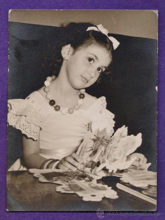 Fotografia antica: fotografia - ++&iquest;la reconoce? ++ - ni&ntilde;a con cuento infantil - sin + datos - a&ntilde;os 50