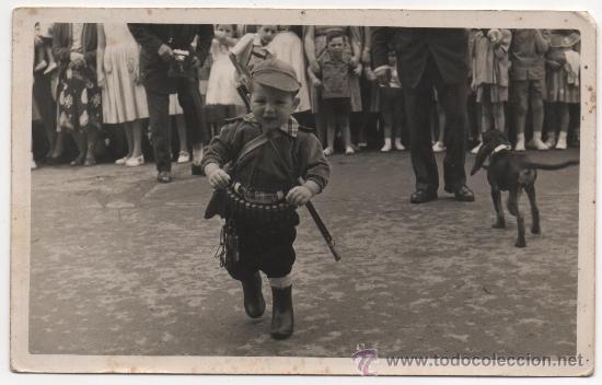 Fotografia antica: VILLAVICIOSA,ANTIGUA FOTOGRAFIA NI&Ntilde;O VESTIDO DE CAZADOR, 140X88,FOT.MINFER, RARISIMA