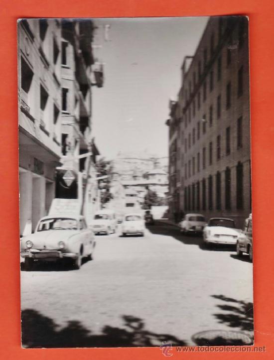 Fotograf&iacute;a antigua: fotografia - ++ &iquest;la reconoce ? ++ - calle con coches / seat 600 - sin + datos - a&ntilde;os 60