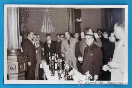 Photographie ancienne: fotografia - ++ - la reconoce - ++ - acto politico (?) - botellas - sin mas datos - a&ntilde;os 60
