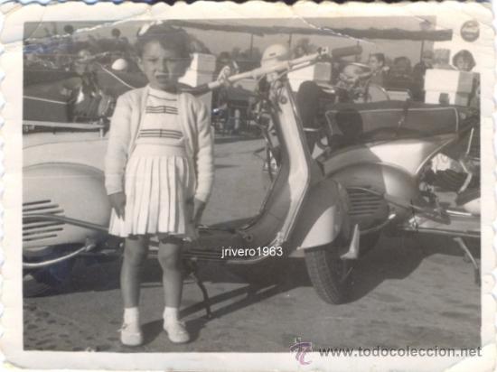 Fotograf&iacute;a antigua: DOS HERMANAS, A&Ntilde;OS 60,NI&Ntilde;A JUNTO A VESPAS EN LUGAR A IDENTIFICAR, FOT.ESPINOSA,76X58MM