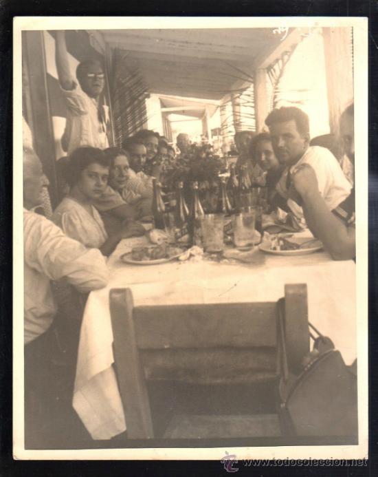 Photographie ancienne: CUBA. FOTOGRAFIA DE COMIDA DE CUBANOS CON CERVEZA CRISTAL. 25 X 21CM.