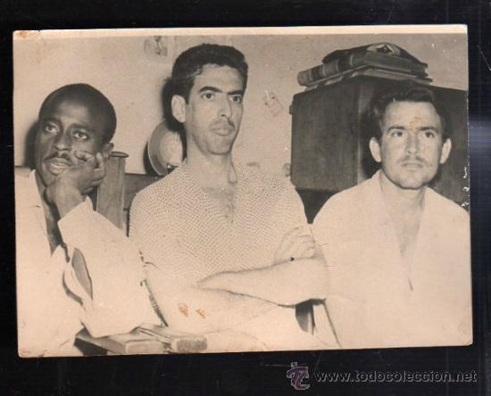 Fotografia antiga: CUBA. FOTOGRAFIA DE ASALTANTES AL CUARTEL MONCADA DETENIDOS. 18 X 13CM.