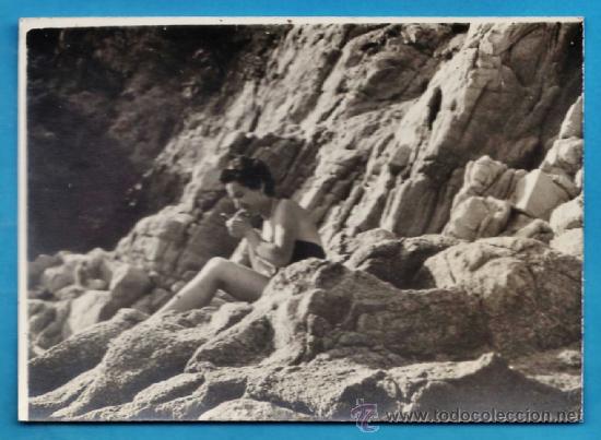 Antique Photography: fotografia - ++ &iquest; la reconoce ? ++ - tomando el sol en las rocas (?) - sin + datos - a&ntilde;os 50 -