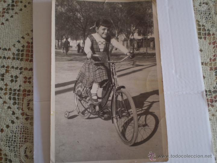 Fotograf&iacute;a antigua: ANTIGUA FOTOGRAFIA DE NI&Ntilde;A EN BICICLETA,SEVILLA.A&Ntilde;OS 50