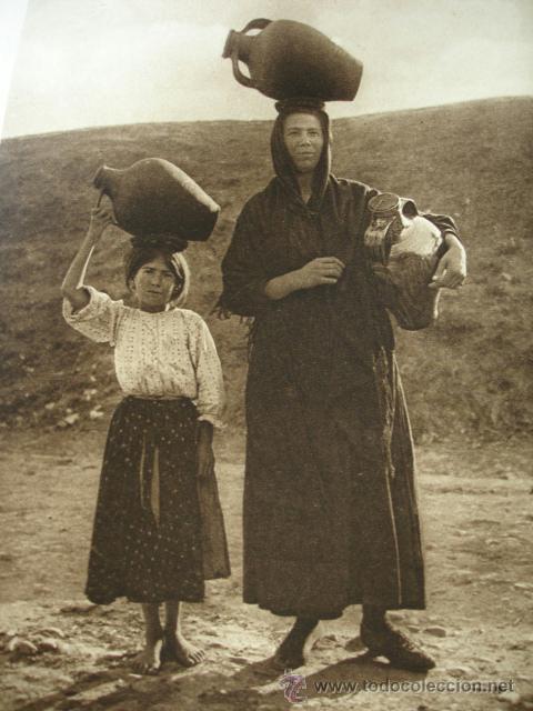 Fotografia antiga: CACERES MUJERES CON JARROS DE AGUA .DEL LIBRO DAS UNBEKANNTE SPANIEN.BERLIN 1922.15X21