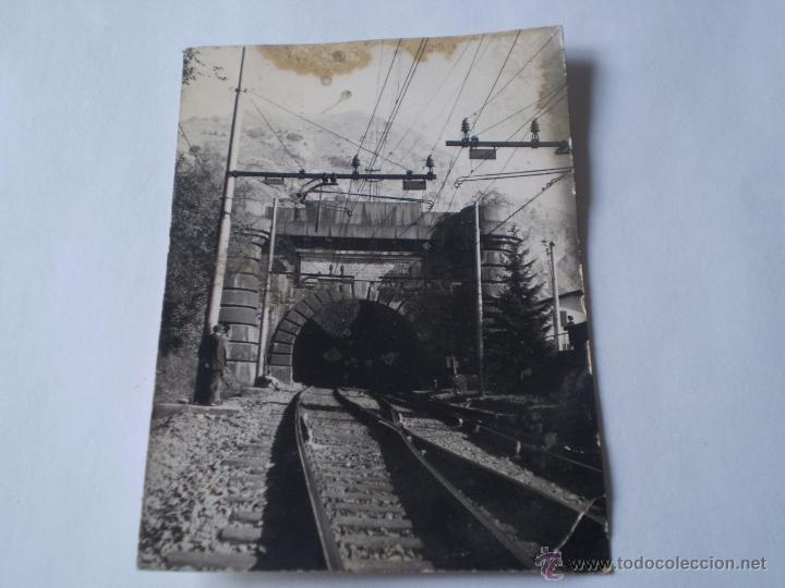 Fotograf&iacute;a antigua: ANTIGUA FOTOGRAFIA PERSONAS A LA SALIDA DE UN TUNEL DE FERROCARRIL.A&Ntilde;OS 50