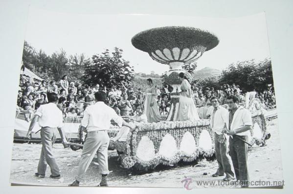 Fotograf&iacute;a antigua: ANTIGUA FOTOGAFIA DE FIESTA DE CARROZAS Y MAJORETTES POSIBLEMENTE EN ALGUNA CIUDAD DE LEON O ASTURIA