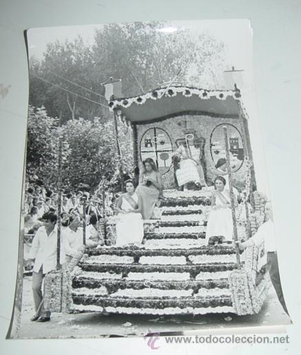 Fotograf&iacute;a antigua: ANTIGUA FOTOGAFIA DE FIESTA DE CARROZAS Y MAJORETTES POSIBLEMENTE EN ALGUNA CIUDAD DE LEON O ASTURIA