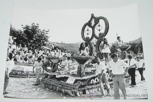 Fotograf&iacute;a antigua: ANTIGUA FOTOGAFIA DE FIESTA DE CARROZAS Y MAJORETTES POSIBLEMENTE EN ALGUNA CIUDAD DE LEON O ASTURIA
