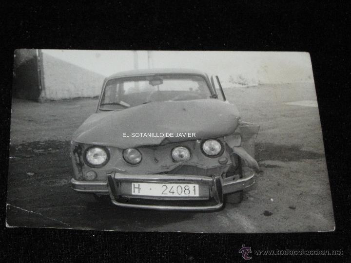 Fotograf&iacute;a antigua: FOTOGRAFIA DE UN RENAULT 8 CON GOLPE DELANTERO - 18X12 CM