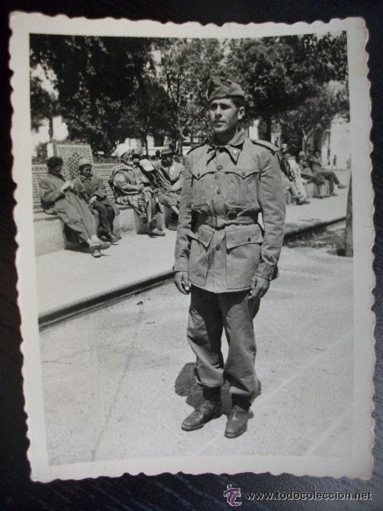 Fotografia antiga: PROTECTORADO : FOTO DE MILITAR ESPA&Ntilde;OL RODEADO DE MOROS, TETUAN ?
