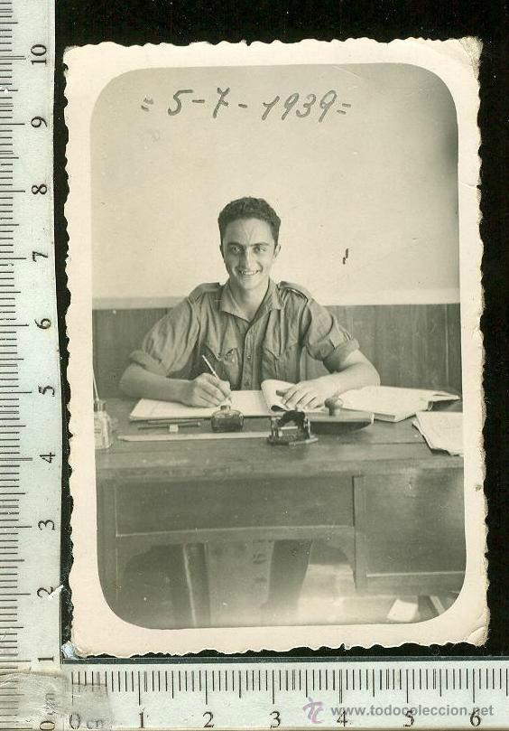 Alte Fotografie: FOTOGRAFIA MILITAR ESCRIBIENDO O ESTUDIANDO EN SU ESCRITORIO A&Ntilde;O 1939