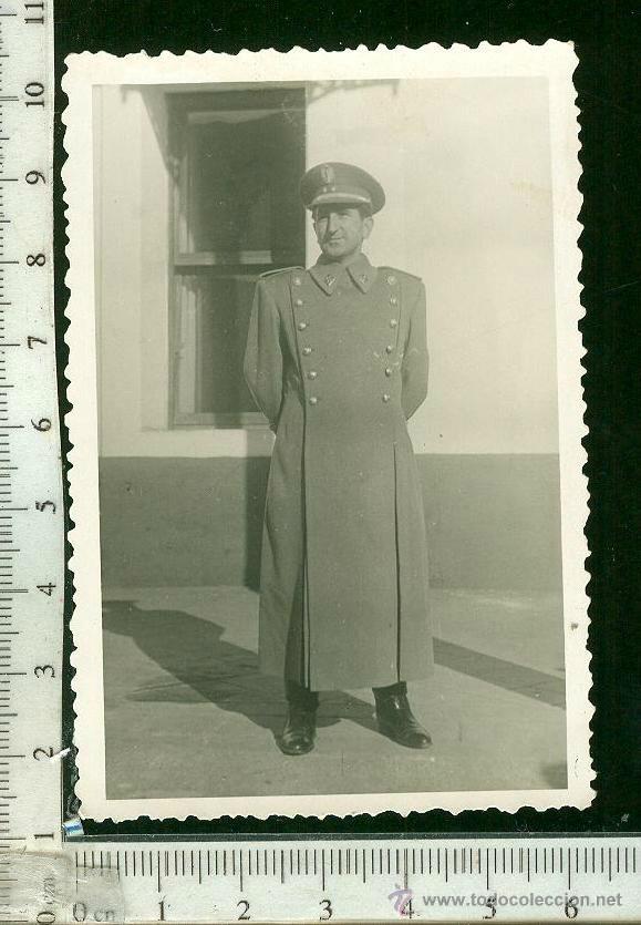 Fotograf&iacute;a antigua: FOTOGRAFIA MILITAR , TENIENTE DE INFANTERIA CON ABRIGO DE PASEO, A&Ntilde;OS 40