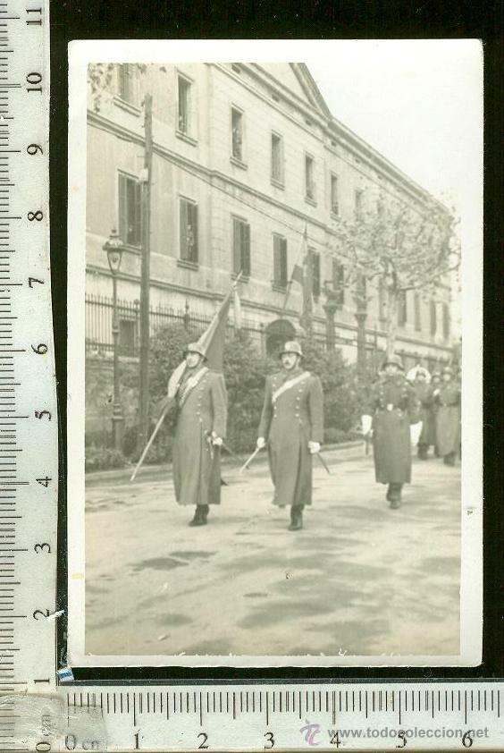 Fotograf&iacute;a antigua: FOTOGRAFIA MILITAR , ABANDERADOS DE GALA CON CASCO Z