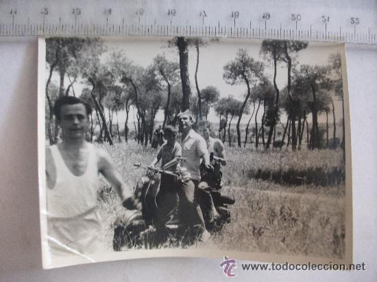 Fotograf&iacute;a antigua: FOTO DE MOTO VESPA , TRES PERSONAS EN UN CAMPO CON GARRAFA DE VINO