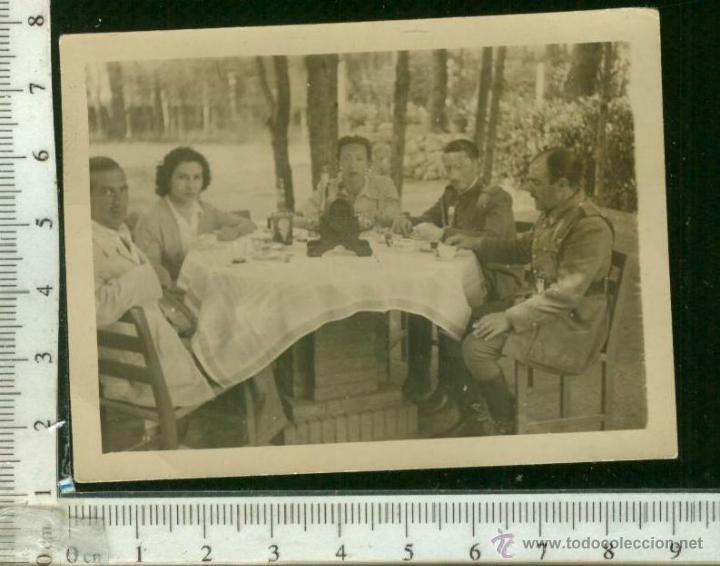 Fotograf&iacute;a antigua: FOTOGRAFIA MILITAR, MILITARES TOMANDO UN CAFE