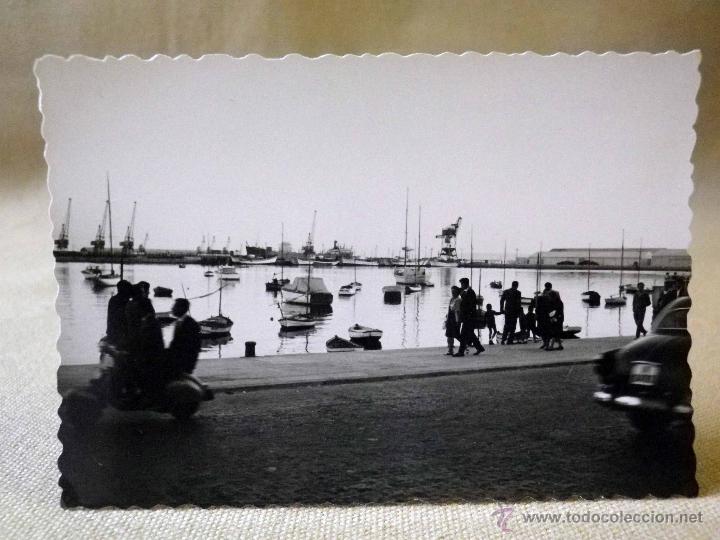 Fotograf&iacute;a antigua: FOTOGRAFIA ANTIGUA, PUERTO DE ALICANTE, VEHICULOS DE LA EPOCA, VESPA, TROQUELADA, 7 X 10 CM