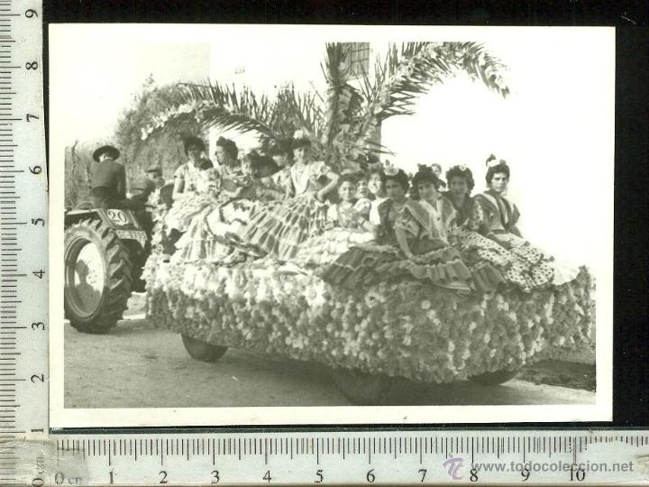Fotograf&iacute;a antigua: FOTOGRAFIA DE UNA ROMERIA . MUCHACHAS EN UNA CARRIOLA