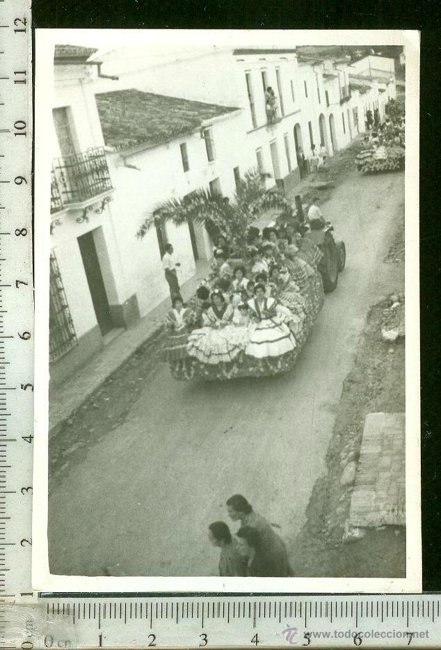 Fotograf&iacute;a antigua: FOTOGRAFIA DE UNA ROMERIA . MUCHACHAS EN UNA CARRIOLA