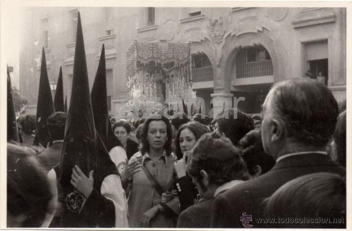 Fotograf&iacute;a antigua: SEMANA SANTA DE SEVILLA,1975, LA ESPERANZA DE TRIANA LLEGANDO AL POSTIGO, MAGNIFICA,116X178MM
