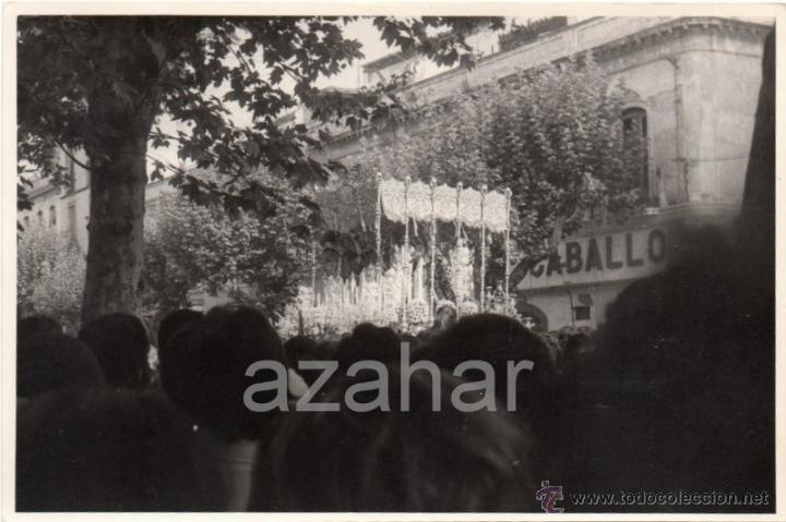 Fotograf&iacute;a antigua: SEMANA SANTA DE SEVILLA,1975, LA ESPERANZA DE TRIANA EN EL BARATILLO, MAGNIFICA,116X178MM
