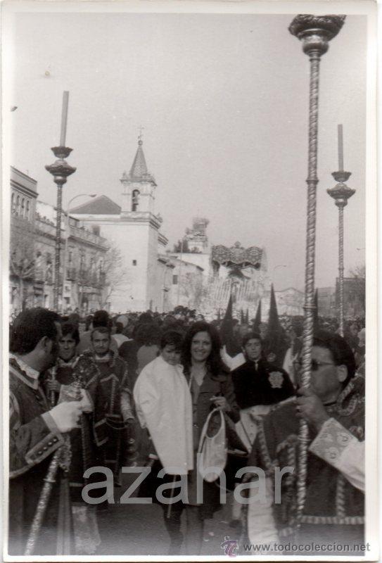 Fotograf&iacute;a antigua: SEMANA SANTA DE SEVILLA,1975, LA VIRGEN DE LA ENCARNACION POR LA CALZADA, MAGNIFICA,116X178MM