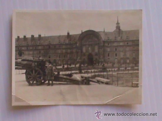Fotograf&iacute;a antigua: SE&Ntilde;OR ANTE UNA PIEZA DE ARTILLERIA, EDIFICIO HISTORICO AL FONDO. 6 x 8 cm