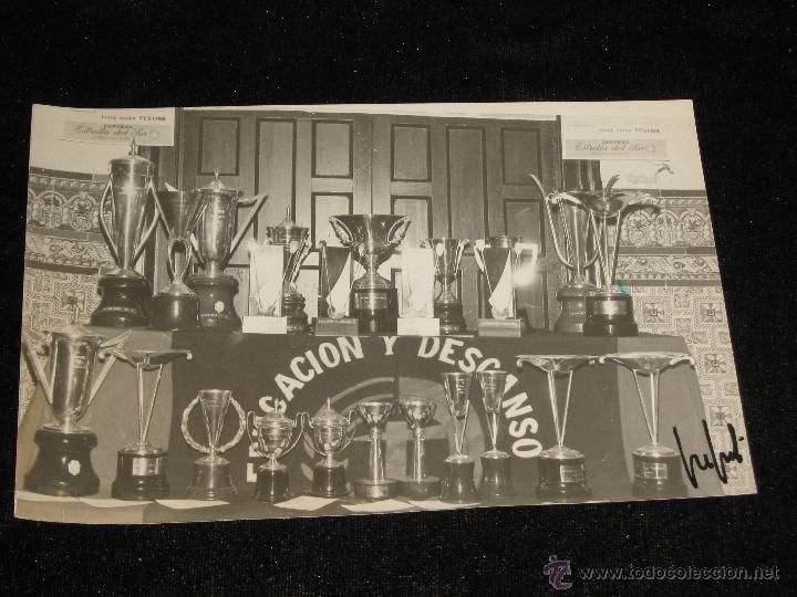 Fotografia antiga: FOTOGRAFIA DE 13X18 - TROFEOS EDUCACION Y DESCANSO - PARTE SUPERIOR CERVEZA ESTRELLA SUR - 1965