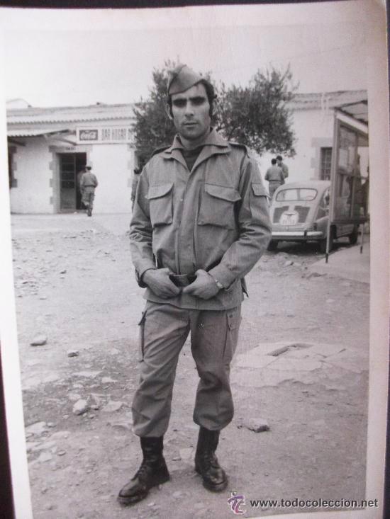 Fotograf&iacute;a antigua: MILITAR : FOTO DE LA MILI . SOLDADO DE FAENA Y SEAT 600 AL FONDO . BAR DEL HOGAR ( DEL SOLDADO ) ..