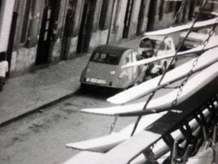 Fotograf&iacute;a antigua: FOTOGRAFIA ANTIGUA, COCHES, CITROEN 2CV, CALLE DE VALENCIA DESDE BALCON,1960s