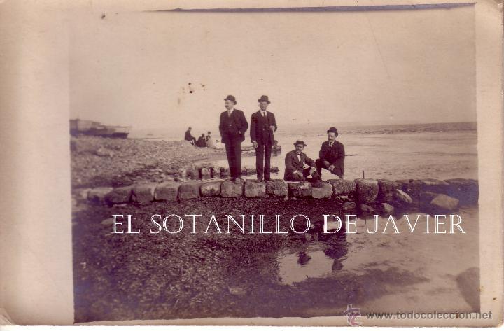 Fotografia antiga: FOTOGRAFIA ANTIGUA TAMA&Ntilde;O POSTAL DE UNA PLAYA  CON UNOS SE&Ntilde;ORES - DESCONOZCO LOCALIDAD