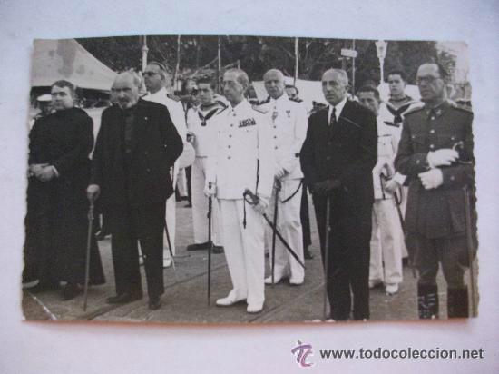 Fotograf&iacute;a antigua: MILITAR : OFICIALES DE LA ARMADA , EJERCITO Y CIVILES EN UN ACTO , SABLE Y BASTON. A&Ntilde;OS 50.
