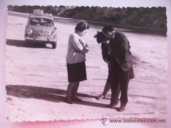 Fotograf&iacute;a antigua: FAMILIA CON SEAT 600 DE FONDO.............. 7 x 10 cm